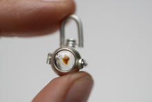 Load image into Gallery viewer, Petroleum Included Quartz with Moving Air Bubble