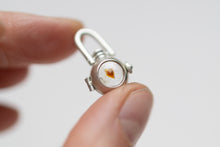 Load image into Gallery viewer, Petroleum Included Quartz with Moving Air Bubble
