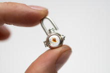 Load image into Gallery viewer, Petroleum Included Quartz with Moving Air Bubble
